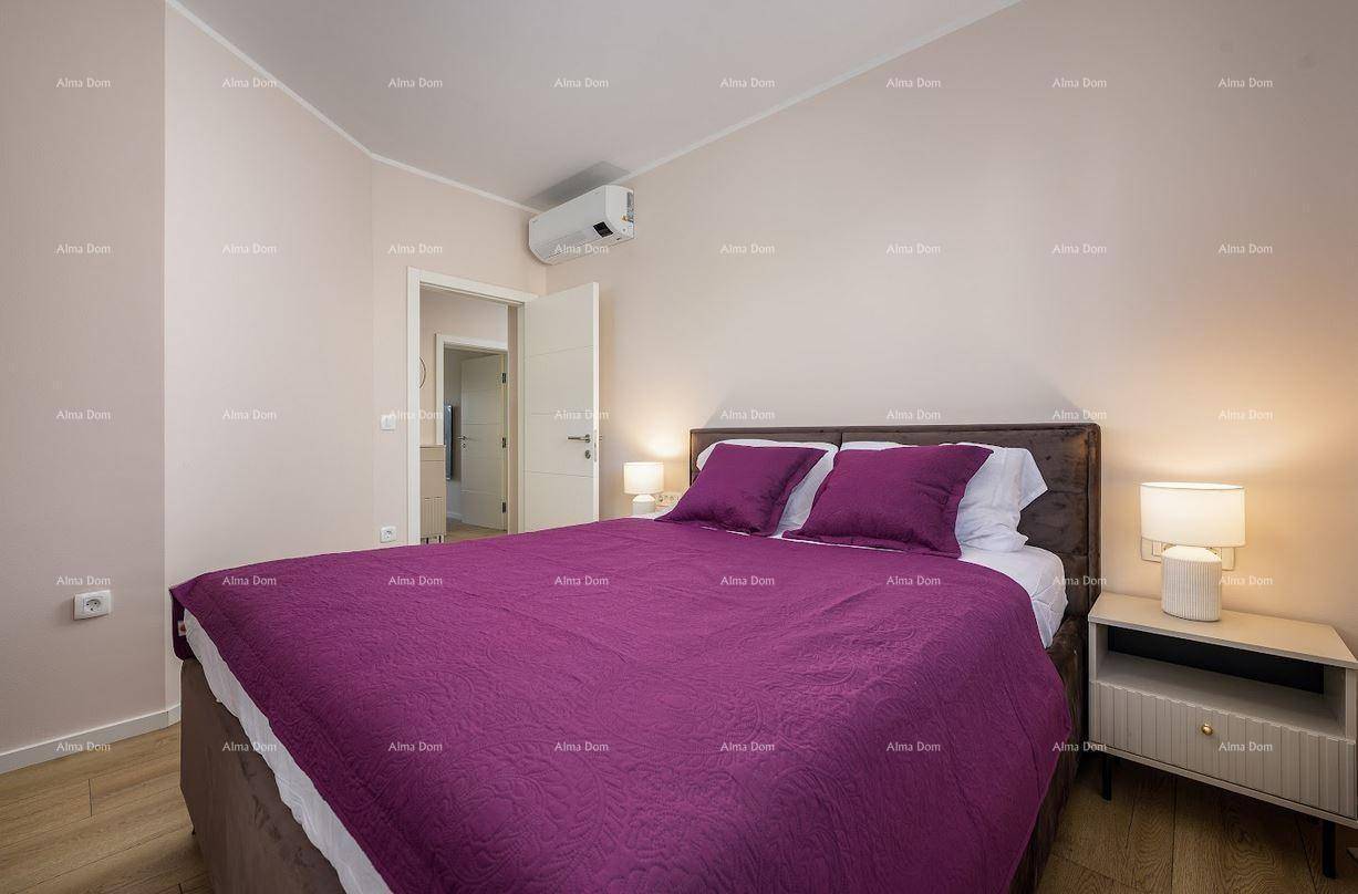 Komfortables Schlafzimmer mit Doppelbett, Nachttischen und Klimaanlage für angenehme Temperaturen.