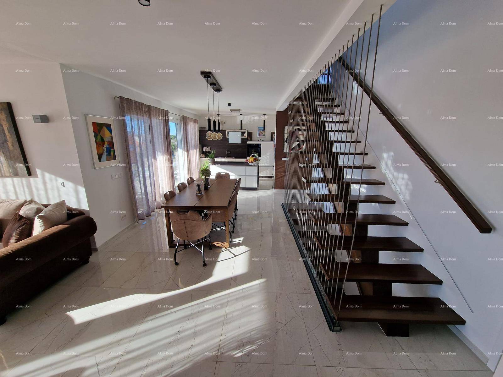 Geräumiger Essbereich mit großem Holztisch und moderner Treppe in einem offenen Raumkonzept.
