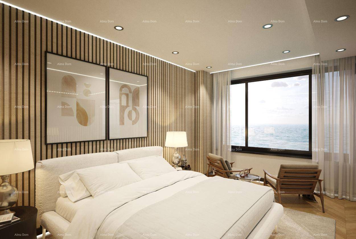 Modernes Schlafzimmer mit Holzwand, bequemen Bett und Panoramablick auf das Meer.
