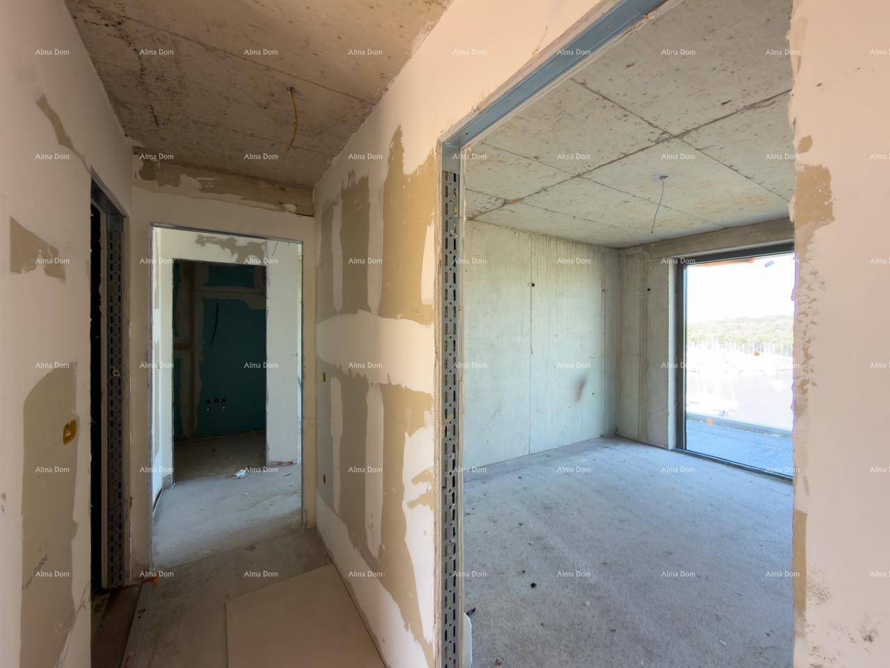 Eingangsbereich im Rohbau mit unverputzten Wänden und Blick in angrenzende Räume und nach draußen.
