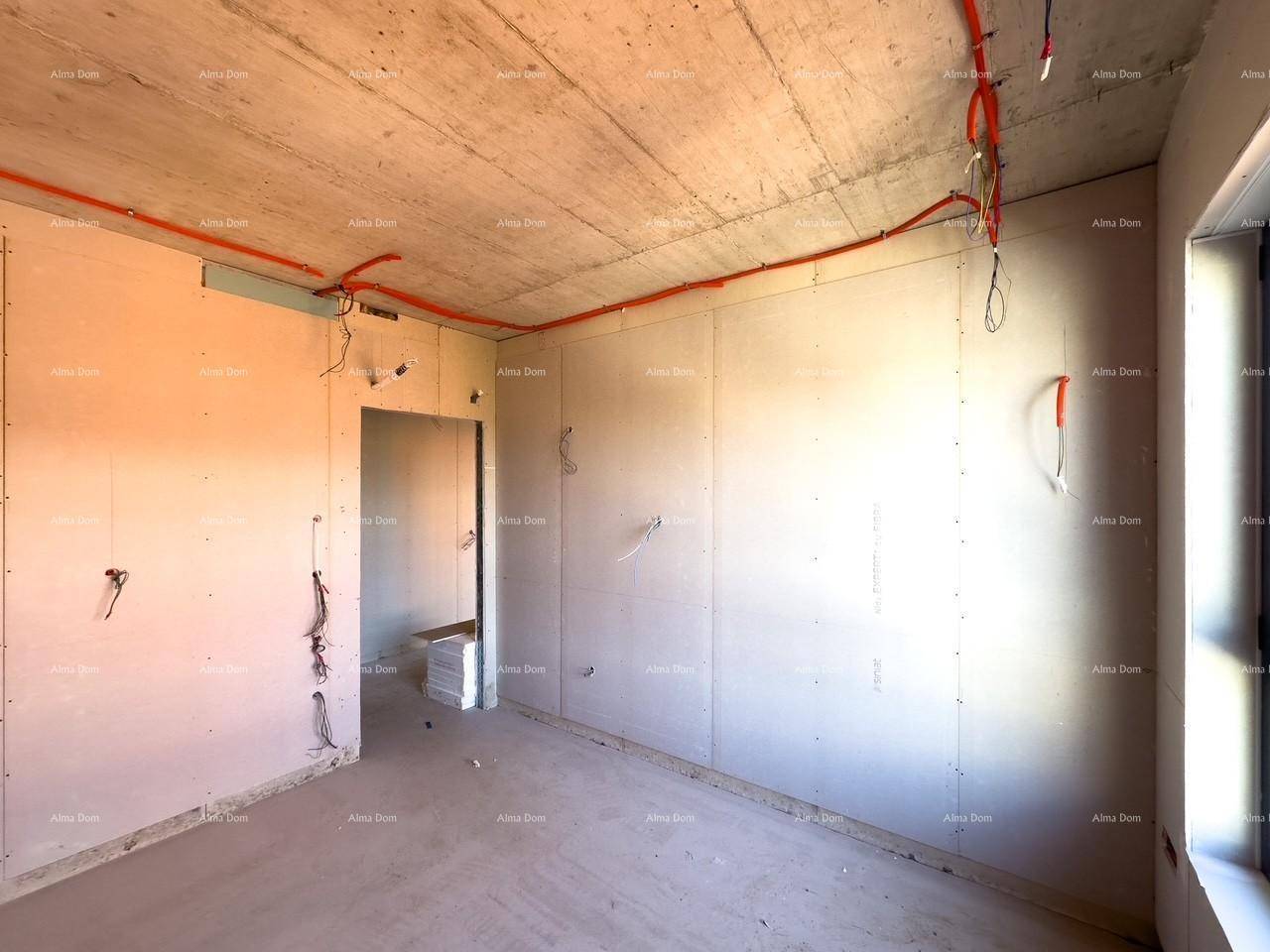 Rohbau-Schlafzimmer mit einer Türöffnung und sichtbaren Elektroinstallationen an den Wänden und der Decke.