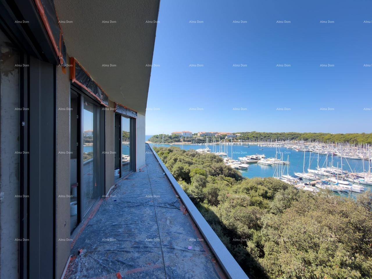 Balkon im Rohbau mit weitem Blick auf das Meer, den Yachthafen und die grüne Küstenlandschaft.