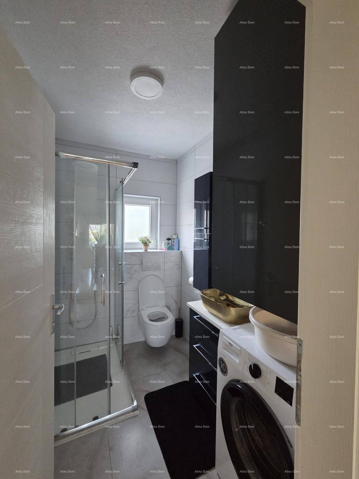 Modernes Badezimmer mit Duschkabine, WC und Waschmaschine, praktisch und hell gestaltet.
