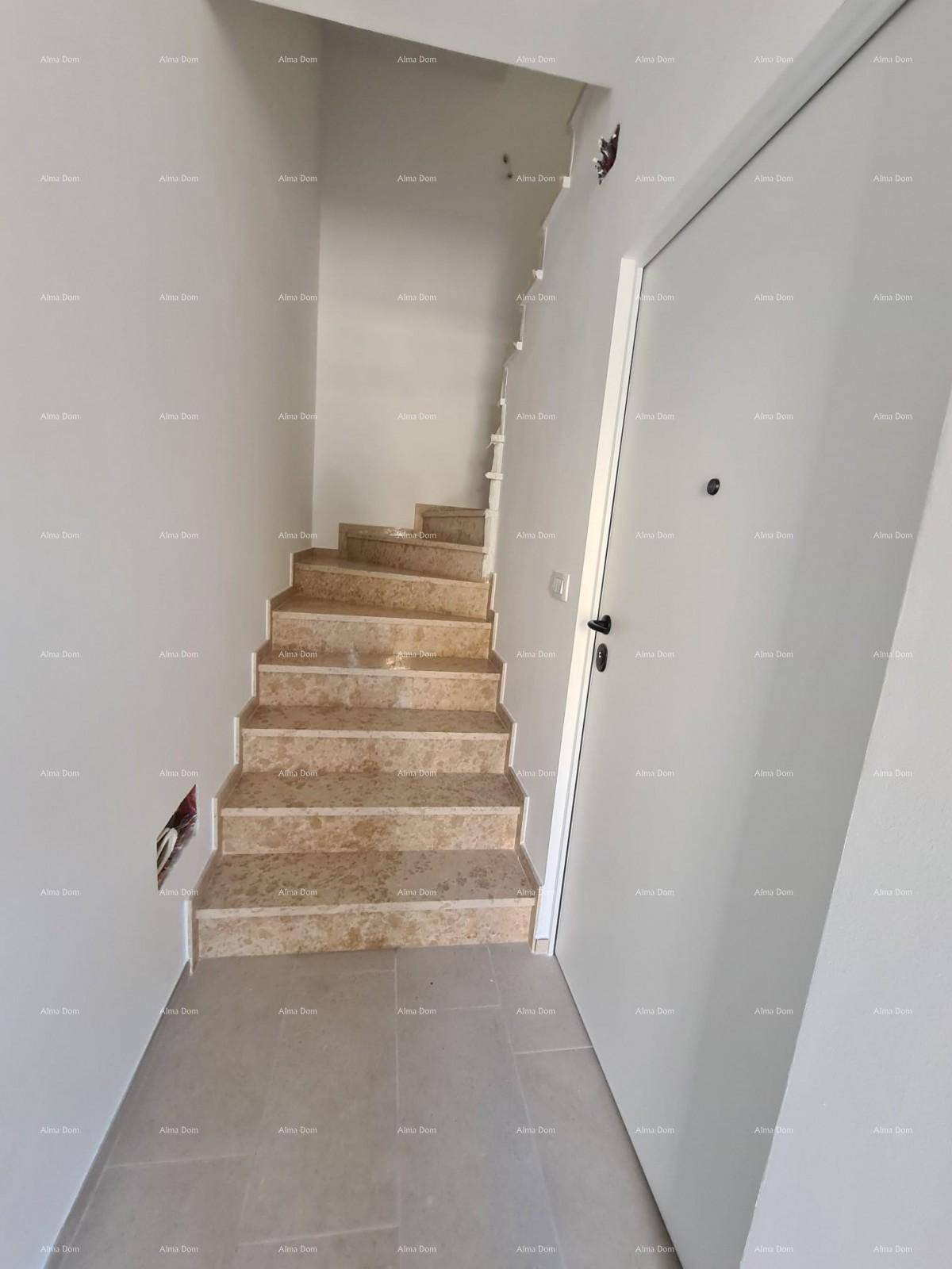 Helles Treppenhaus mit gefliesten Stufen und weißen Wänden in einem neuen Gebäude.