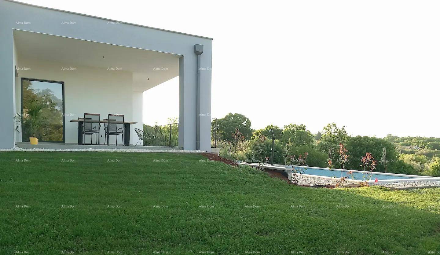 Seitliche Ansicht der Villa mit Rasenfläche, Pool und überdachter Terrasse.