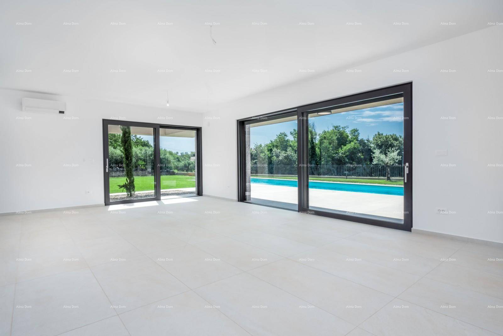Lichtdurchfluteter Wohnbereich mit großen Fensterfronten und direktem Zugang zum Garten und Pool.