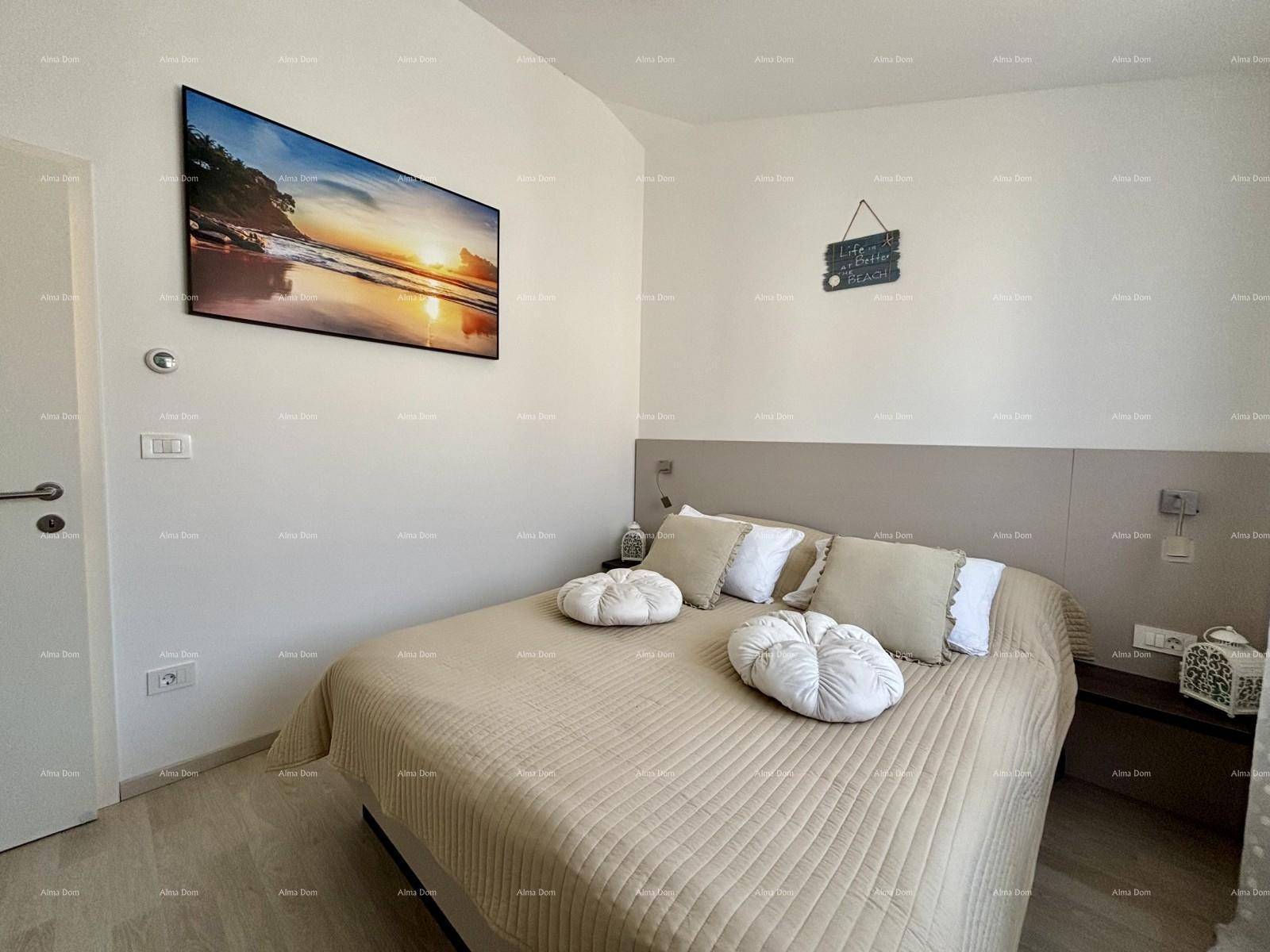 Gemütliches Schlafzimmer mit Doppelbett, Wandbild und Nachttischen.