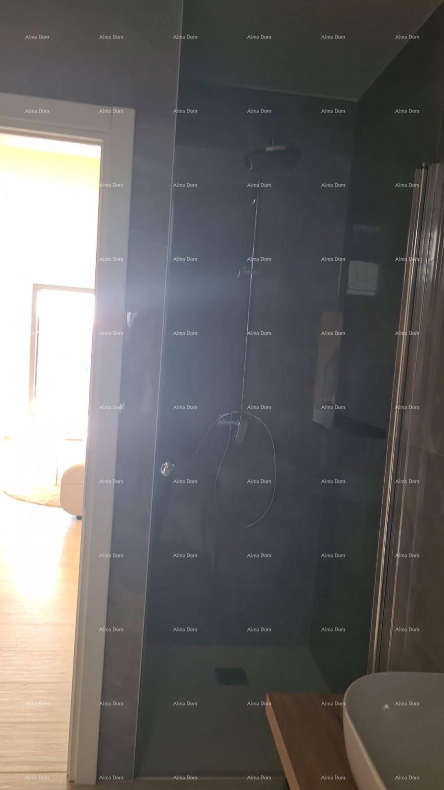 Geräumige Duschkabine mit Glaswand und moderner Duscharmatur in einem hellen Badezimmer.