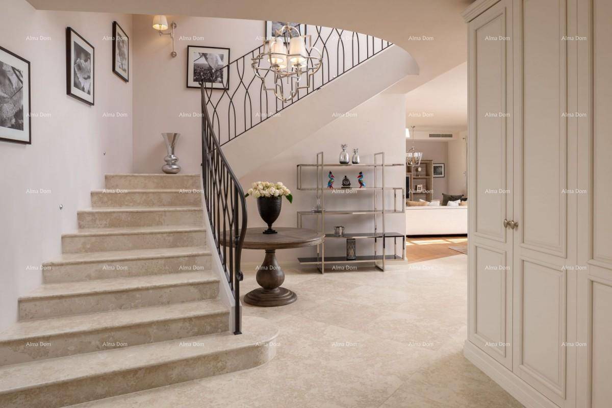 Eleganter Eingangsbereich mit geschwungener Steintreppe und dekorativen Elementen, die zum Wohnbereich führen.