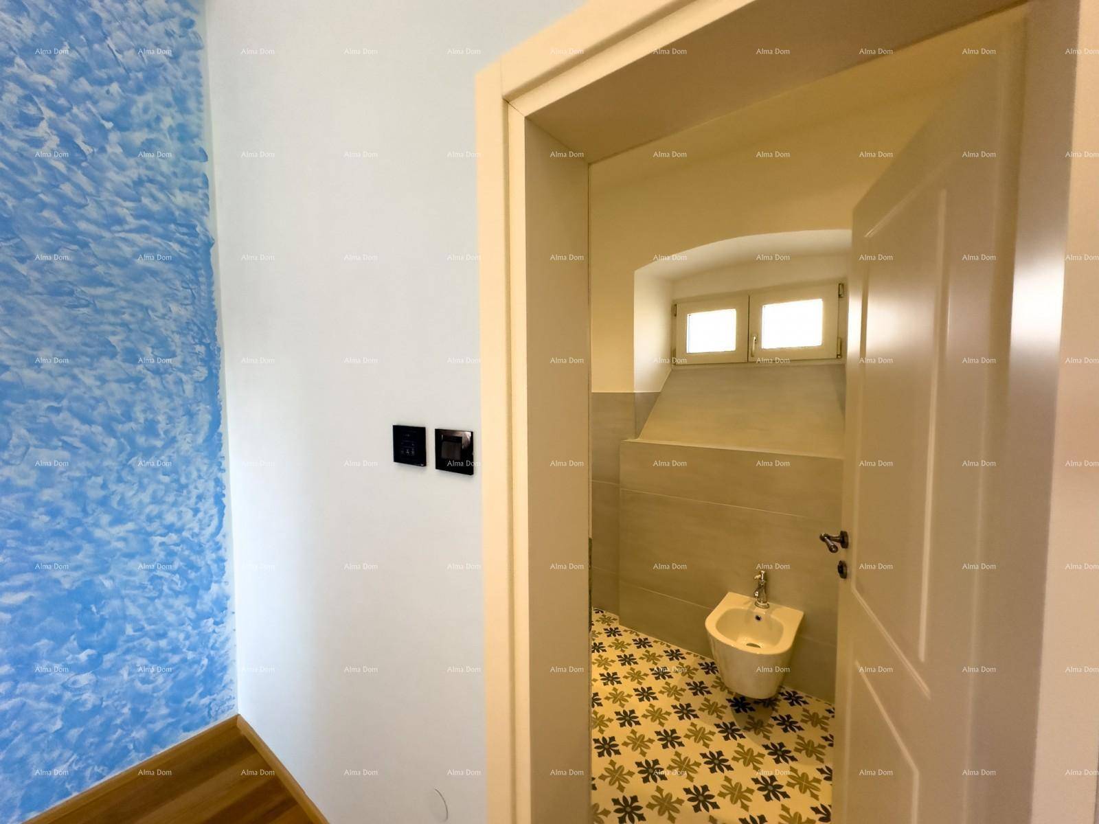 Badezimmer mit Bidet, gemusterten Bodenfliesen und einem kleinen Fenster.