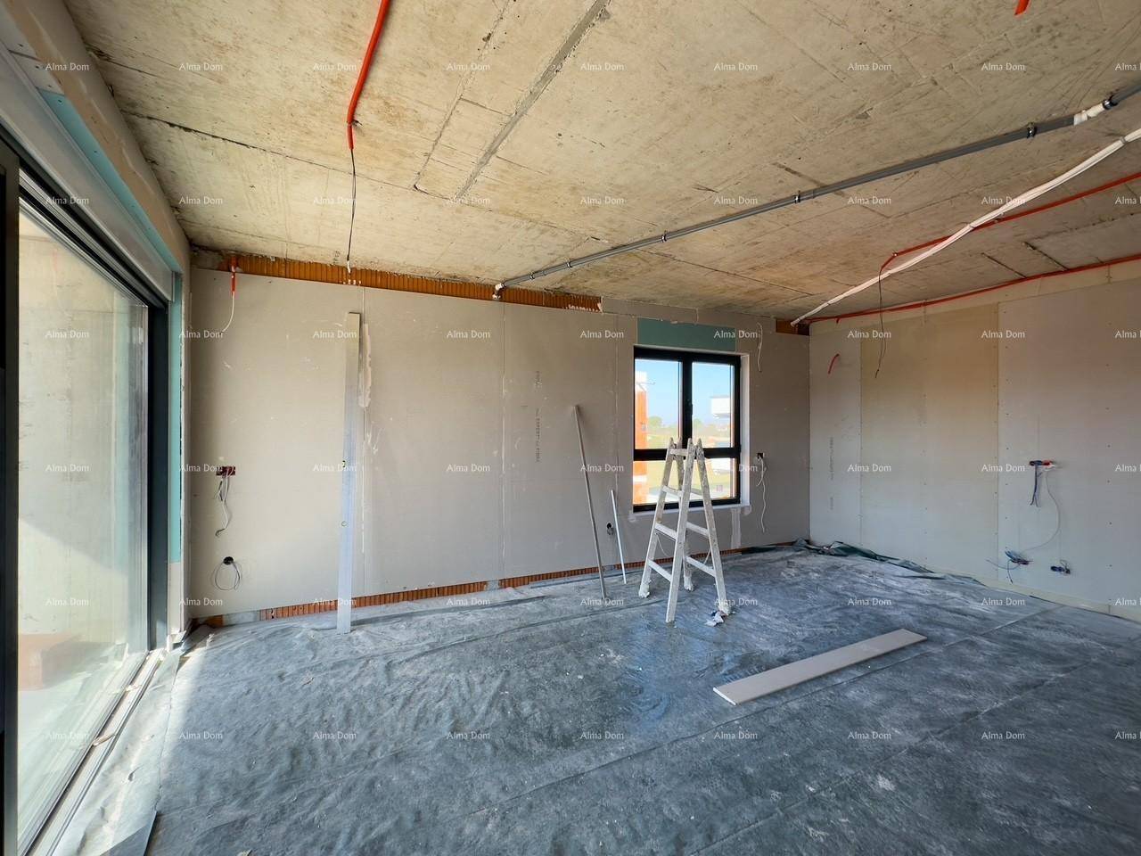 Rohbau eines Zimmers mit unverputzten Wänden, sichtbaren Leitungen und viel Tageslicht.