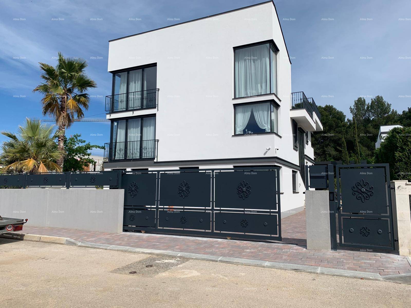 Moderne Villa mit großen Fenstern und elegantem Eingangstor, umgeben von Palmen.