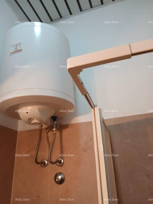 Badezimmer mit Warmwasserboiler und einfacher Duschkabine.
