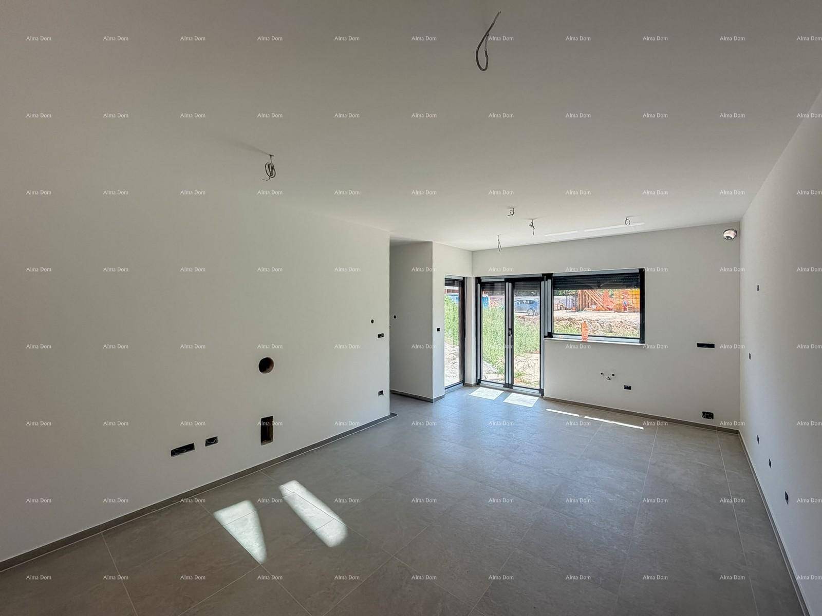 Lichtdurchfluteter Wohnraum mit großen Fenstern und Terrassentür, ideal für offenes Wohnen.