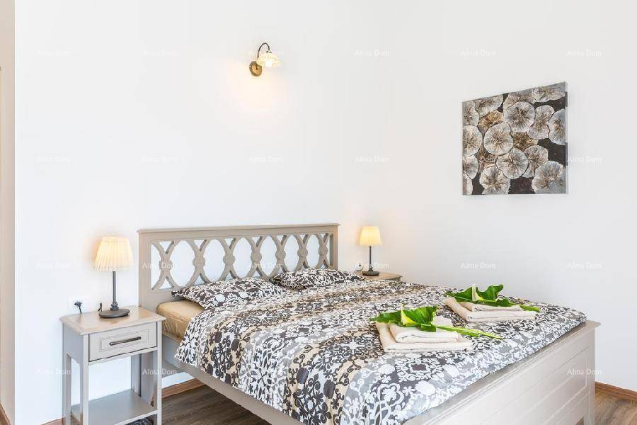 Gemütliches Schlafzimmer mit Doppelbett, Nachttischen und dekorativem Kopfteil.