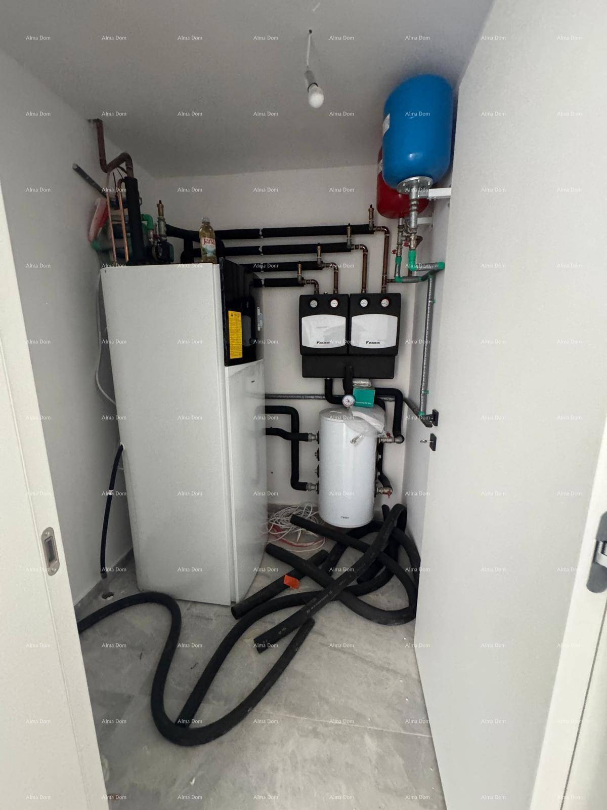Technikraum mit modernen Heizungs- und Warmwasseranlagen, gut zugänglich.