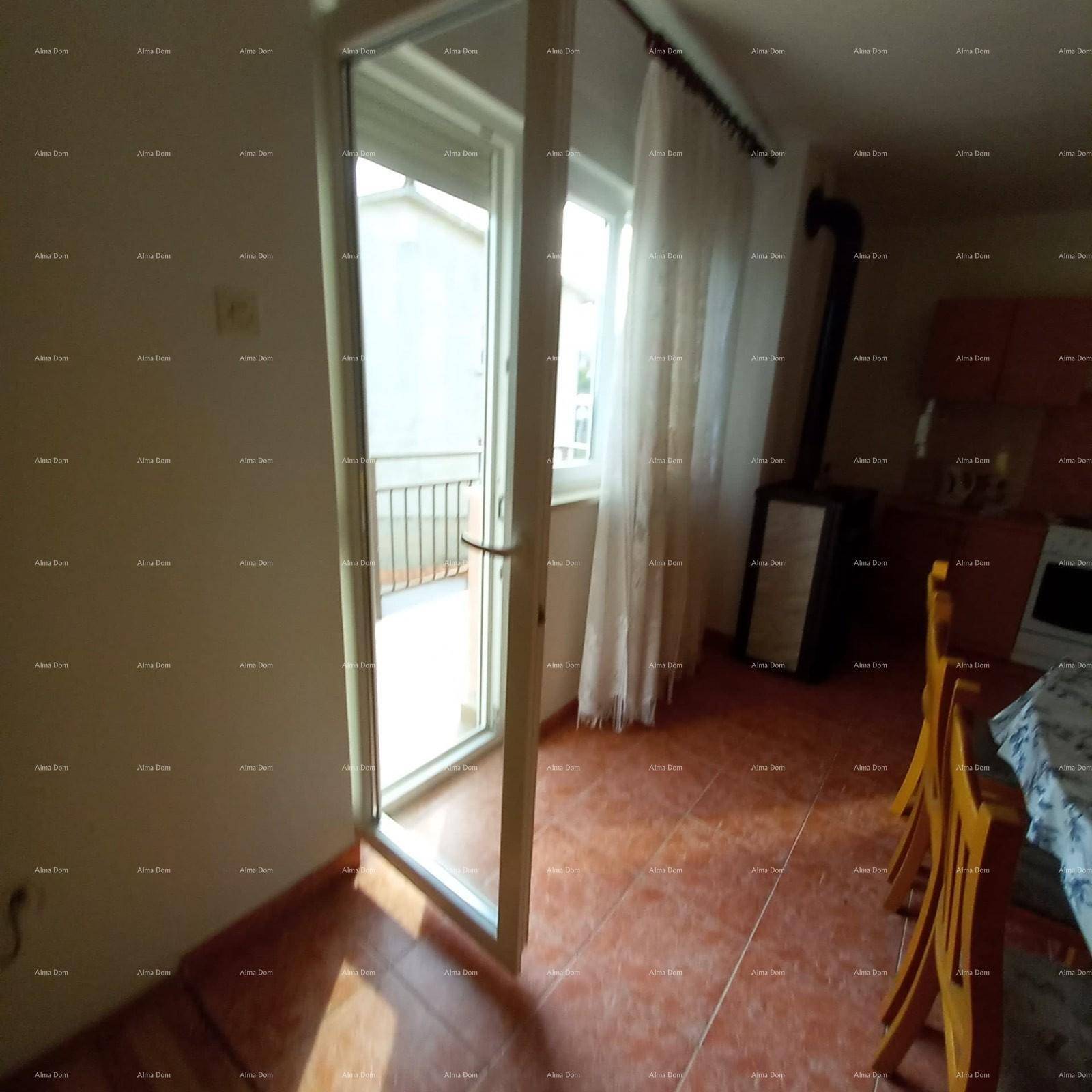 Heller Wohn- und Essbereich mit Zugang zu einem Balkon, der viel Tageslicht hereinlässt.