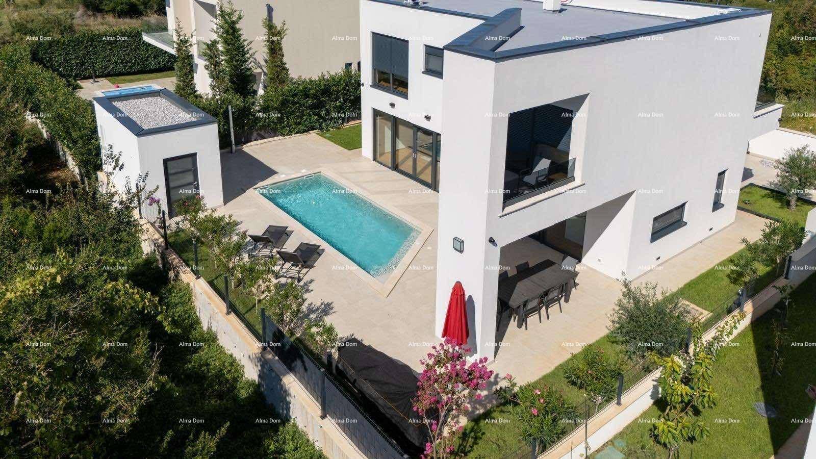 Moderne Villa mit privatem Pool, schattigem Essbereich und mediterranem Garten.