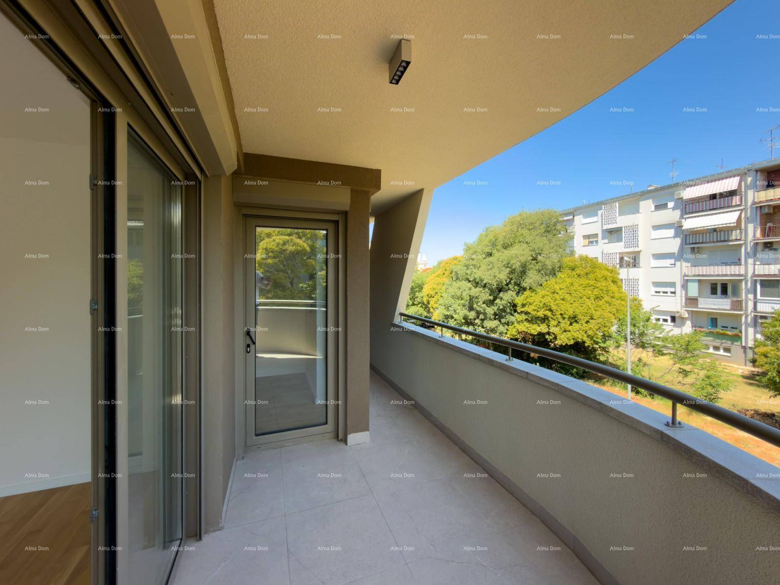 Heller Balkon mit Fliesenboden und Geländer, bietet eine grüne Aussicht auf Bäume und Gebäude.