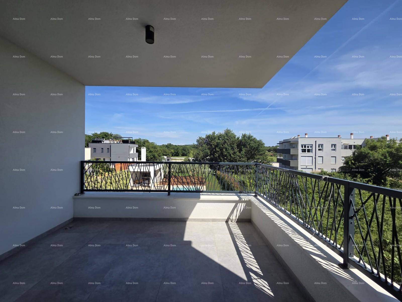 Geräumiger Balkon mit modernem Geländer und weitem Blick ins Grüne und auf umliegende Gebäude.