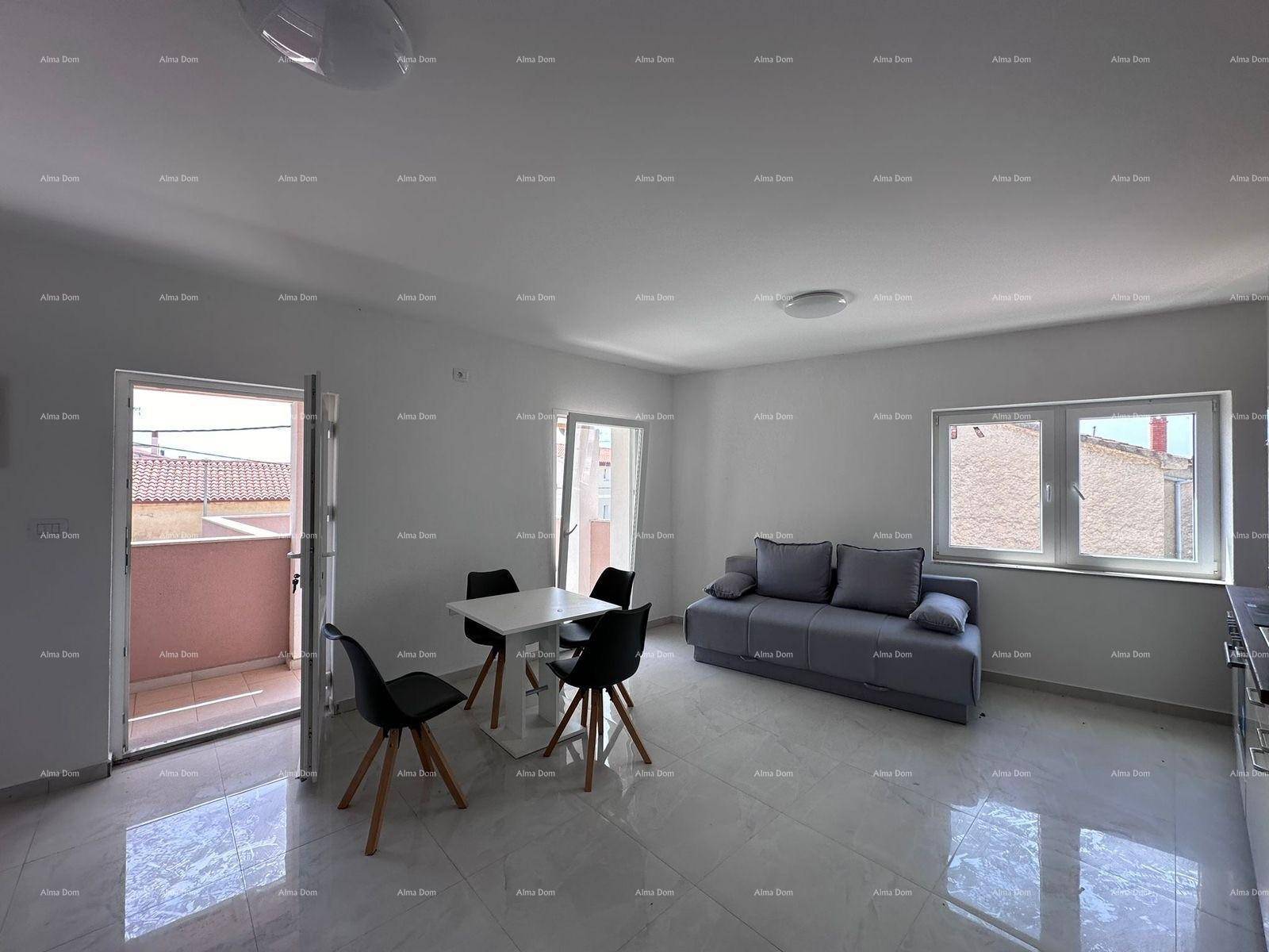 Heller Wohn-Essbereich mit offener Küche, Sofa, Esstisch und Zugang zum Balkon.