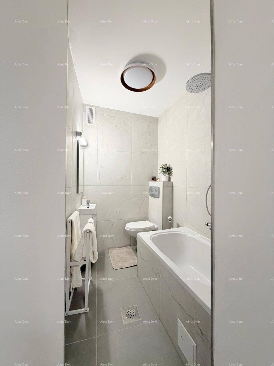 Modernes Badezimmer mit Badewanne, Duschkopf, Toilette und minimalistischem Design.