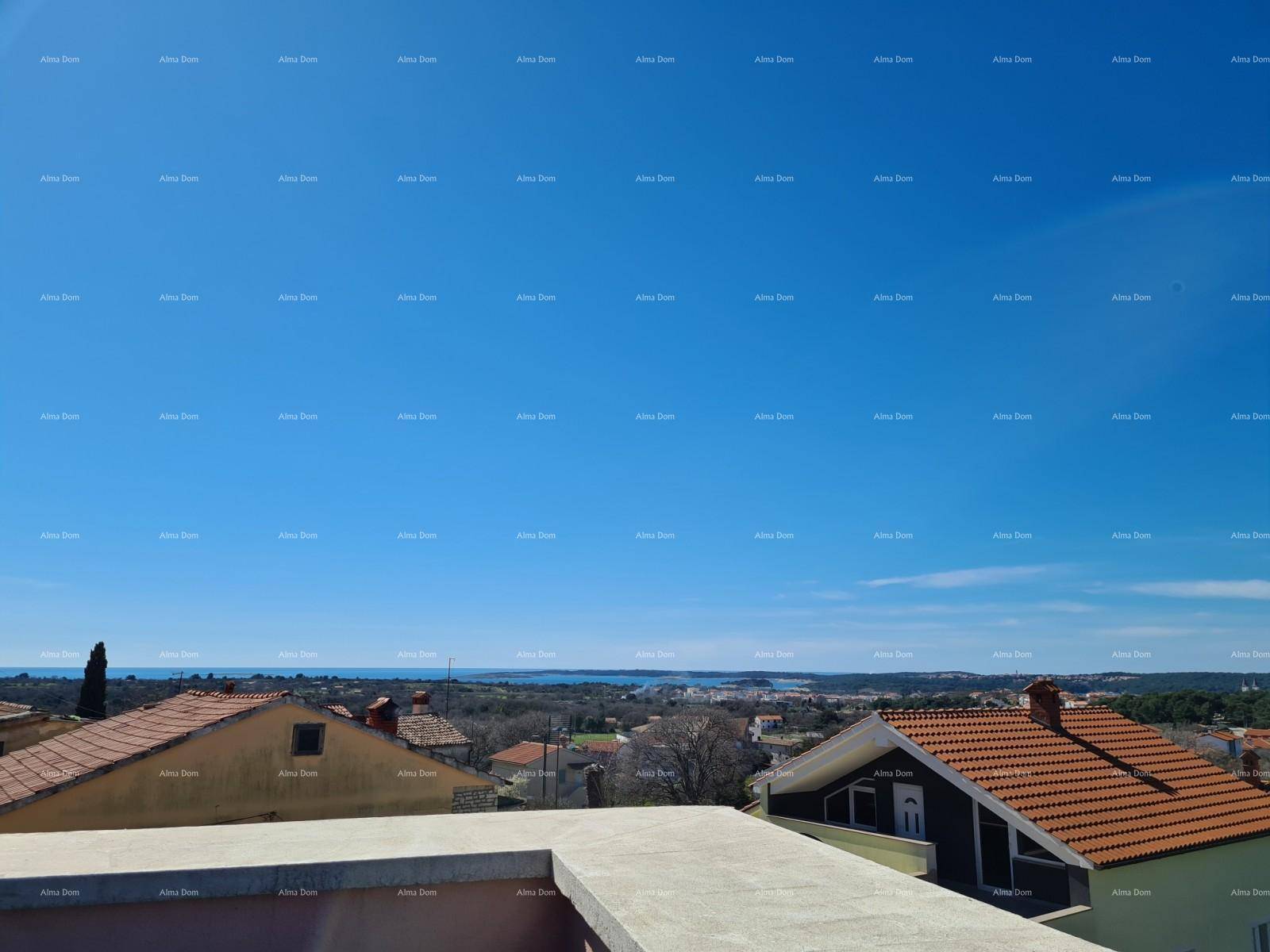 Weitläufiger Blick über die Dächer der Häuser und die Küstenlinie unter strahlend blauem Himmel.