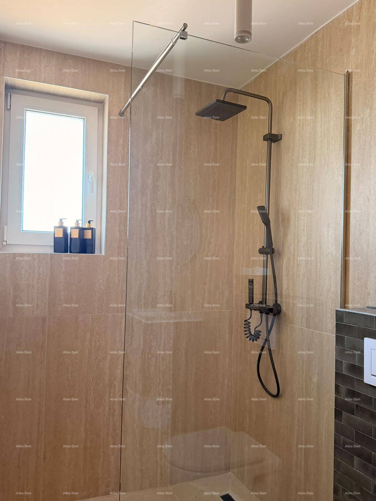 Helle begehbare Dusche im modernen Badezimmer mit beigefarbenen Fliesen und Fenster.