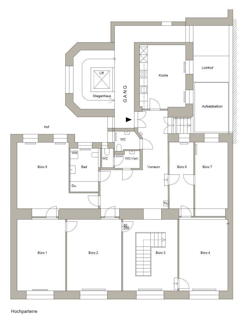 Grundriss des Hochparterres mit Büroräumen, Küche, Bad und Treppenhaus.