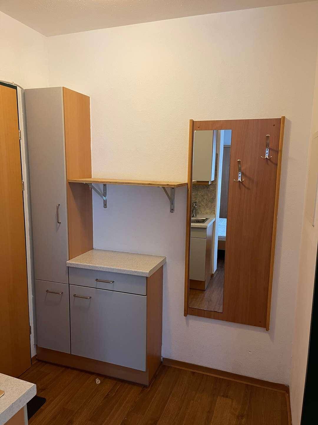 Eingangsbereich mit praktischem Einbauschrank, Ablagefläche, Spiegel und Garderobe.