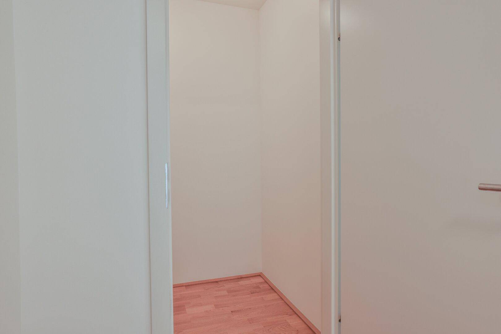 Praktischer Abstellraum mit hellem Parkettboden, ideal für zusätzlichen Stauraum.