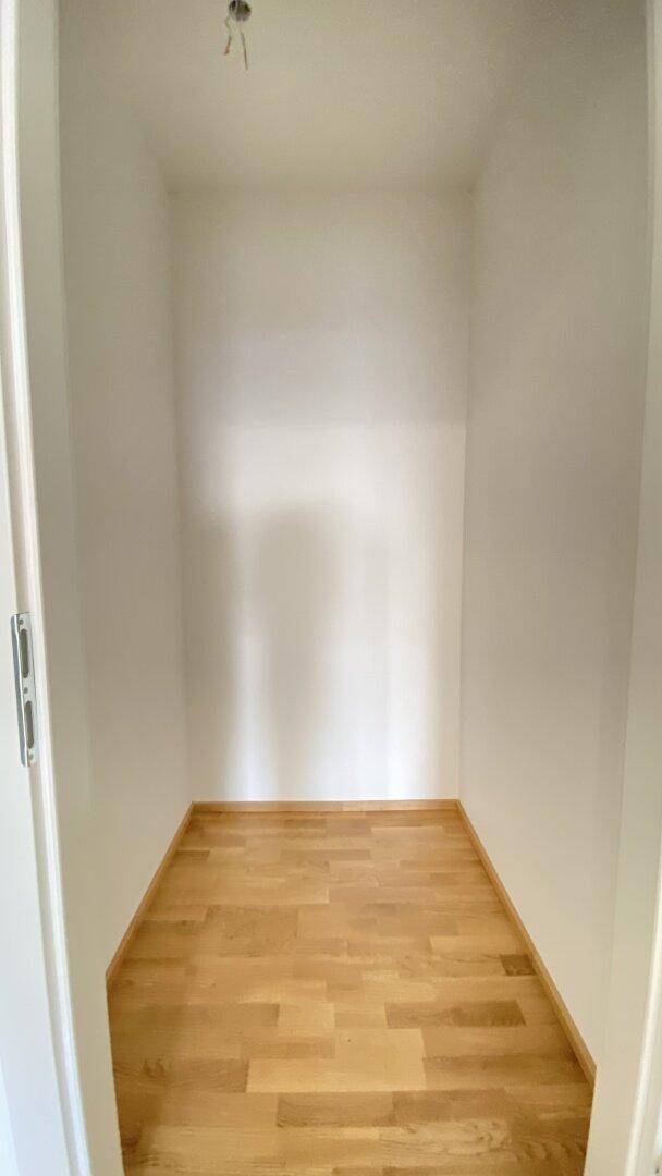 Praktischer Abstellraum mit Holzparkettboden, ideal für zusätzlichen Stauraum.