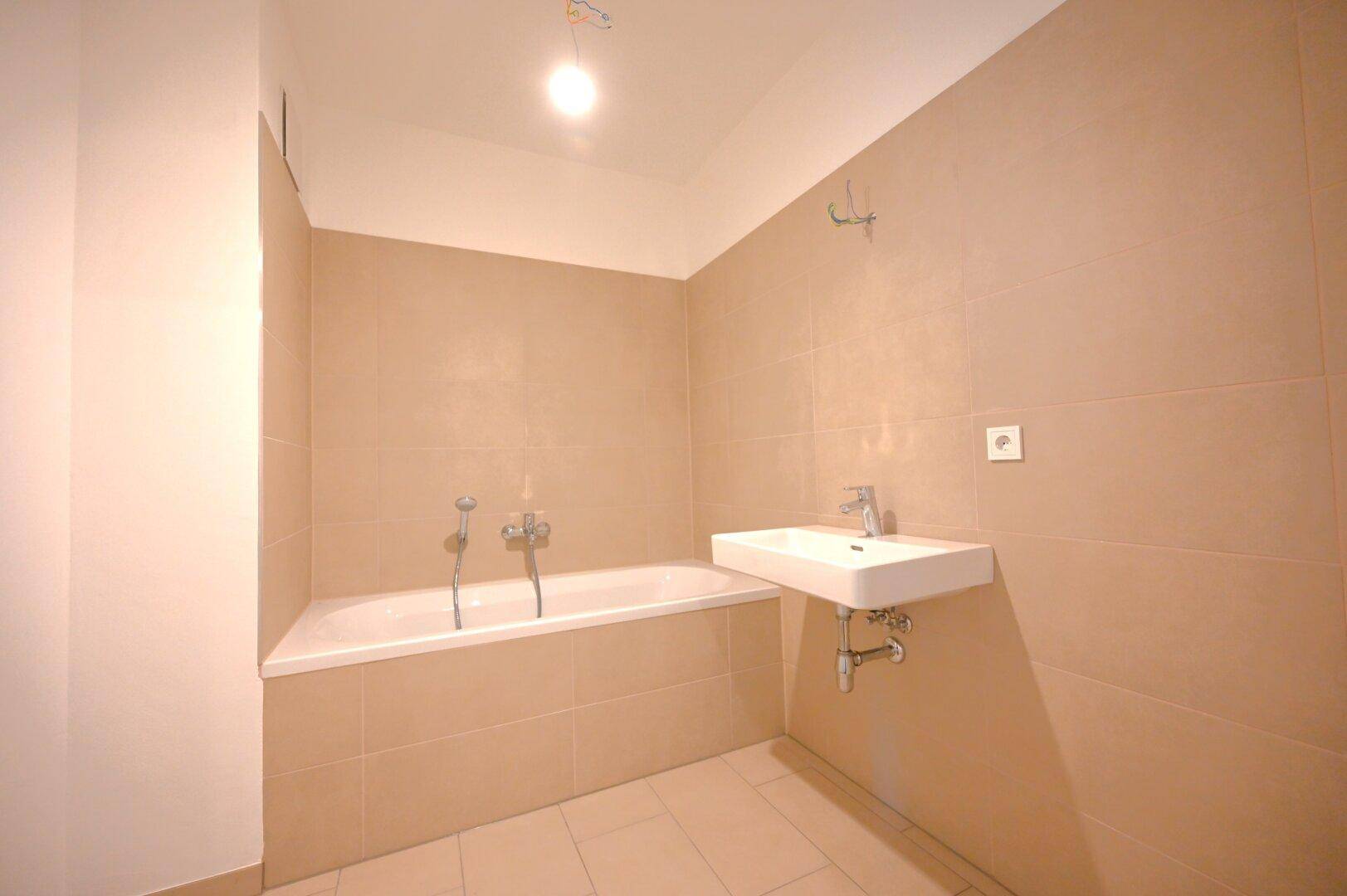 Bad mit Badewanne