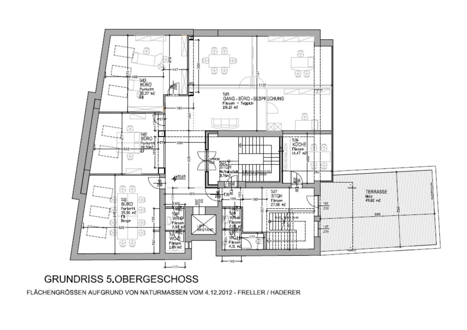 Grundriss des 5. Obergeschosses mit mehreren Büroräumen, einem Besprechungsraum, Treppenhaus und großer Terrasse.
