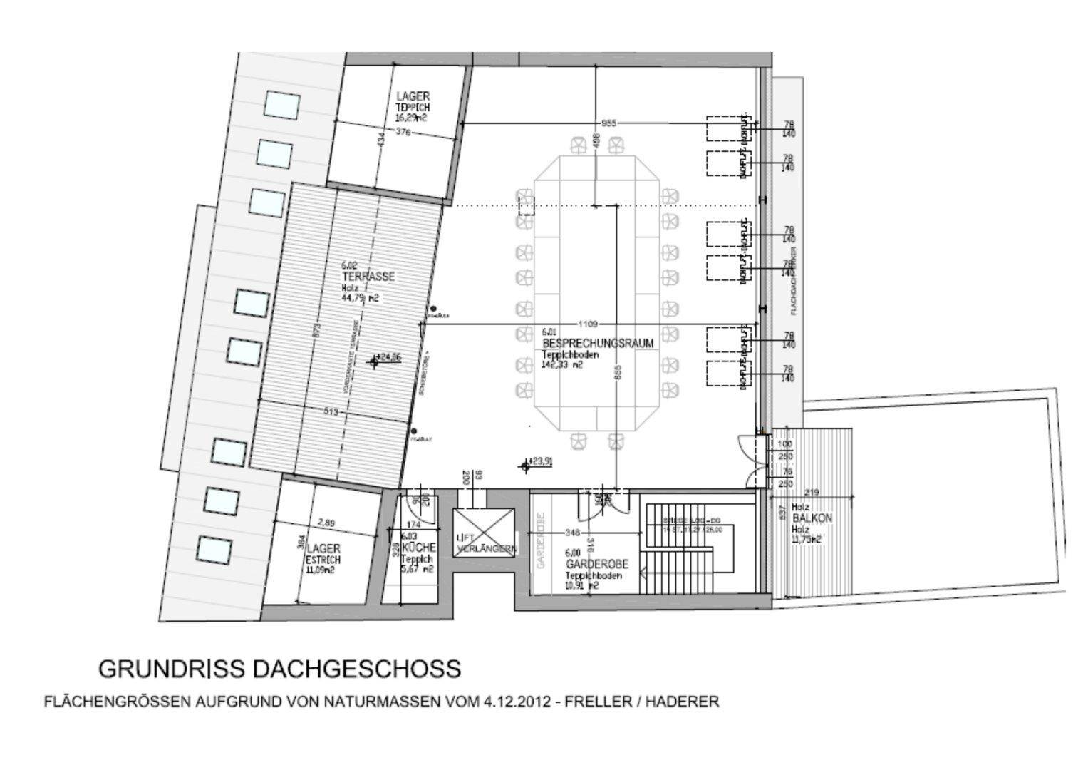 Grundriss des Dachgeschosses mit großem Besprechungsraum, Lagerflächen, Treppenhaus, Terrasse und Balkon.