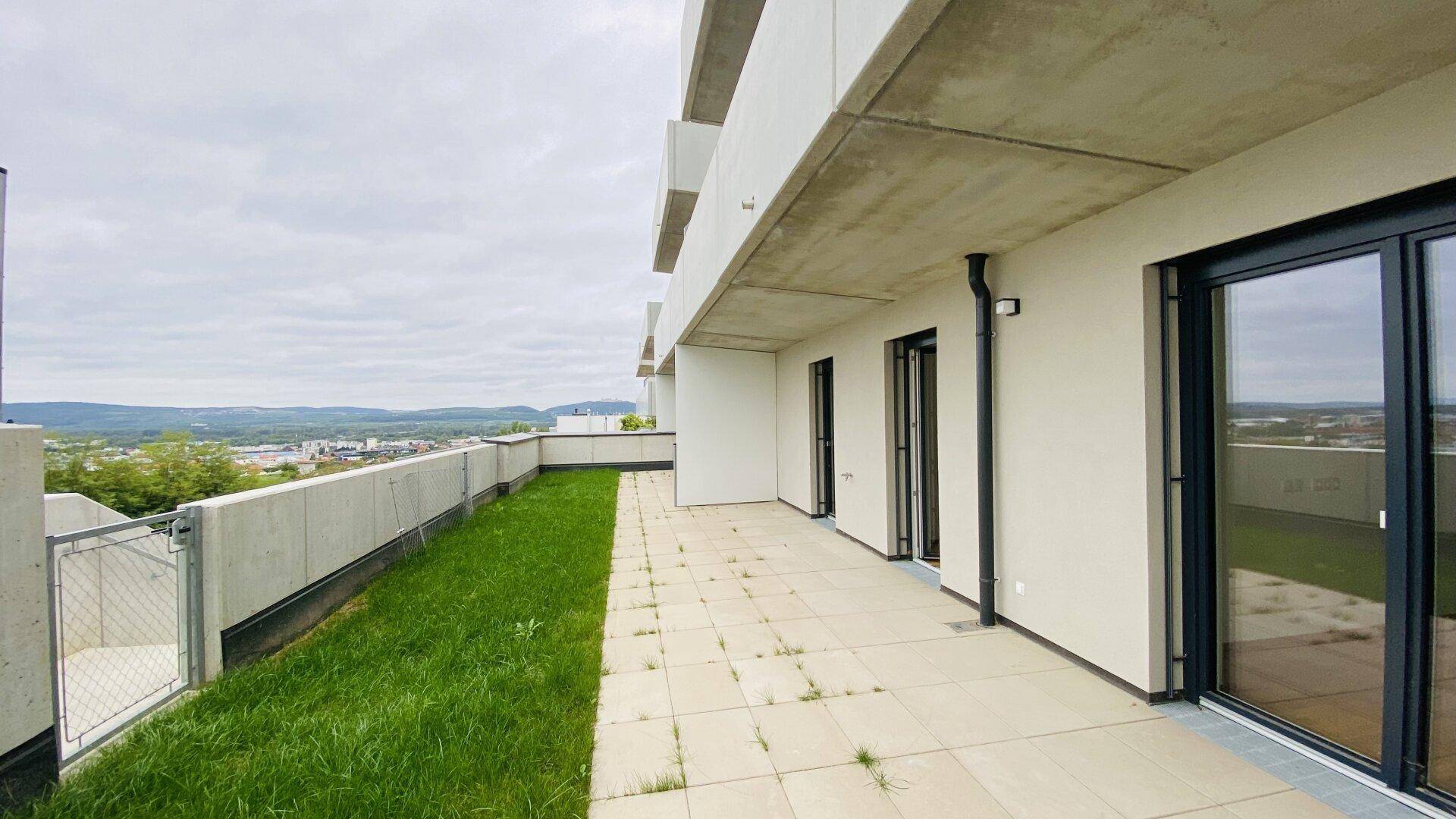 Neubau Erstbezug Drei Zimmer Wohnung mit großflächigem Außenbereich und traumhaften Ausblick - Ansicht 3