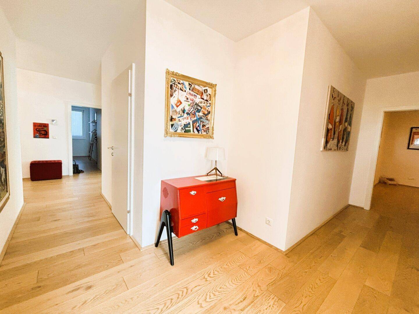 Heller Eingangsbereich mit Holzboden und moderner Dekoration.