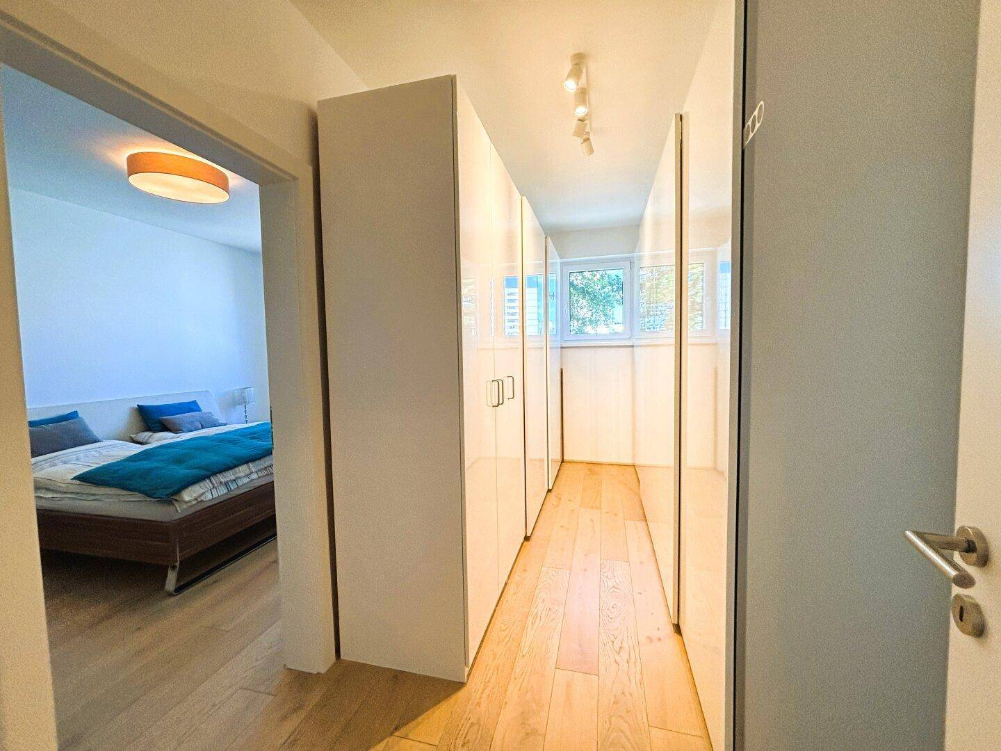 Flur mit Einbauschränken und Zugang zum Schlafzimmer.