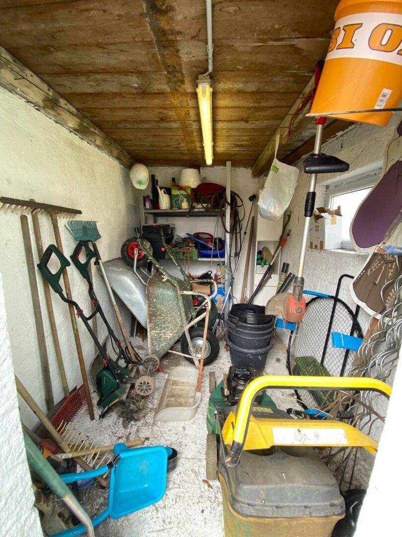 Kleiner Geräteschuppen mit Gartengeräten, Werkzeugen und Lagerfläche.