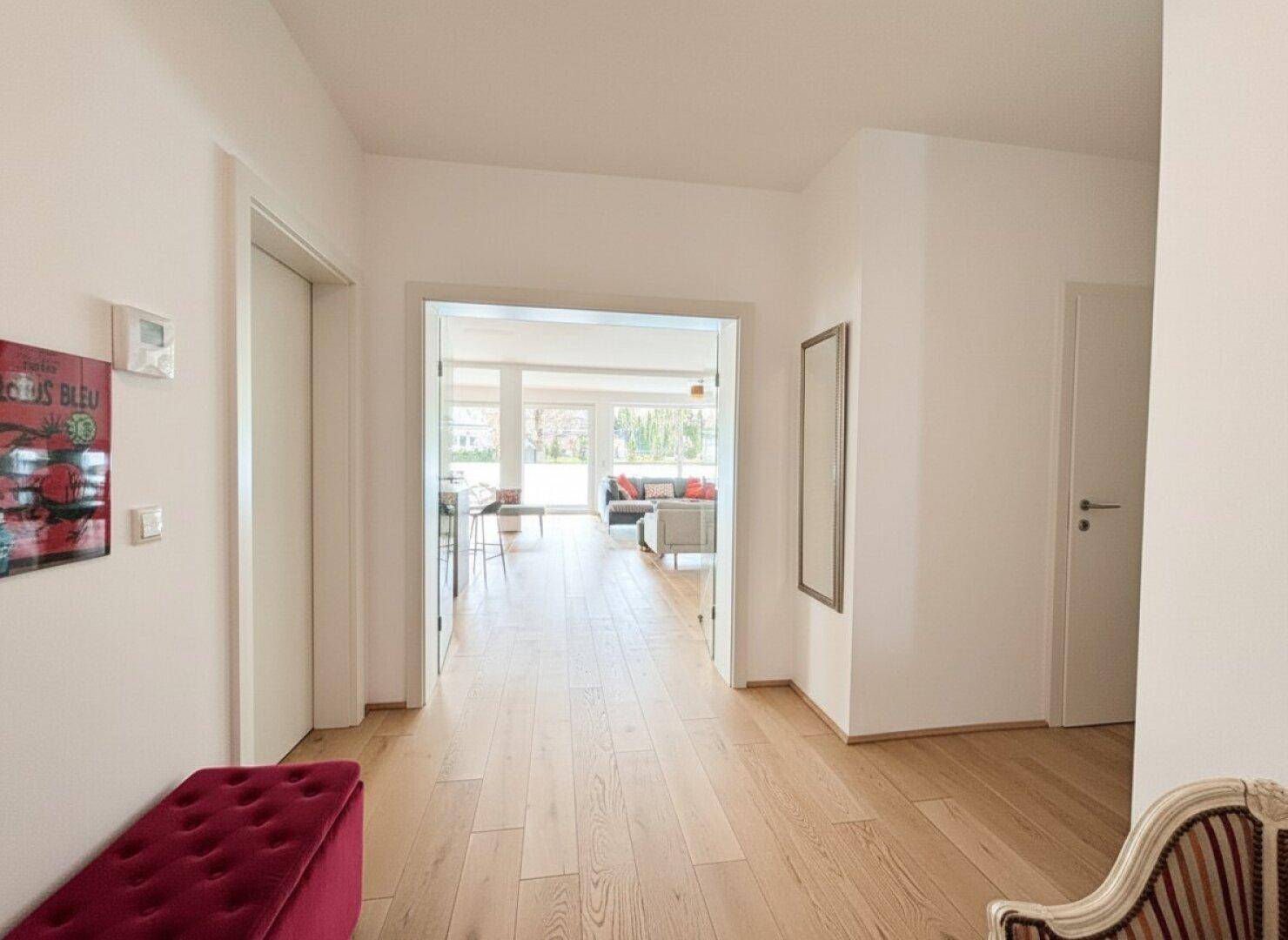 Heller Flur mit Holzboden und Zugang zu den Wohnbereichen.