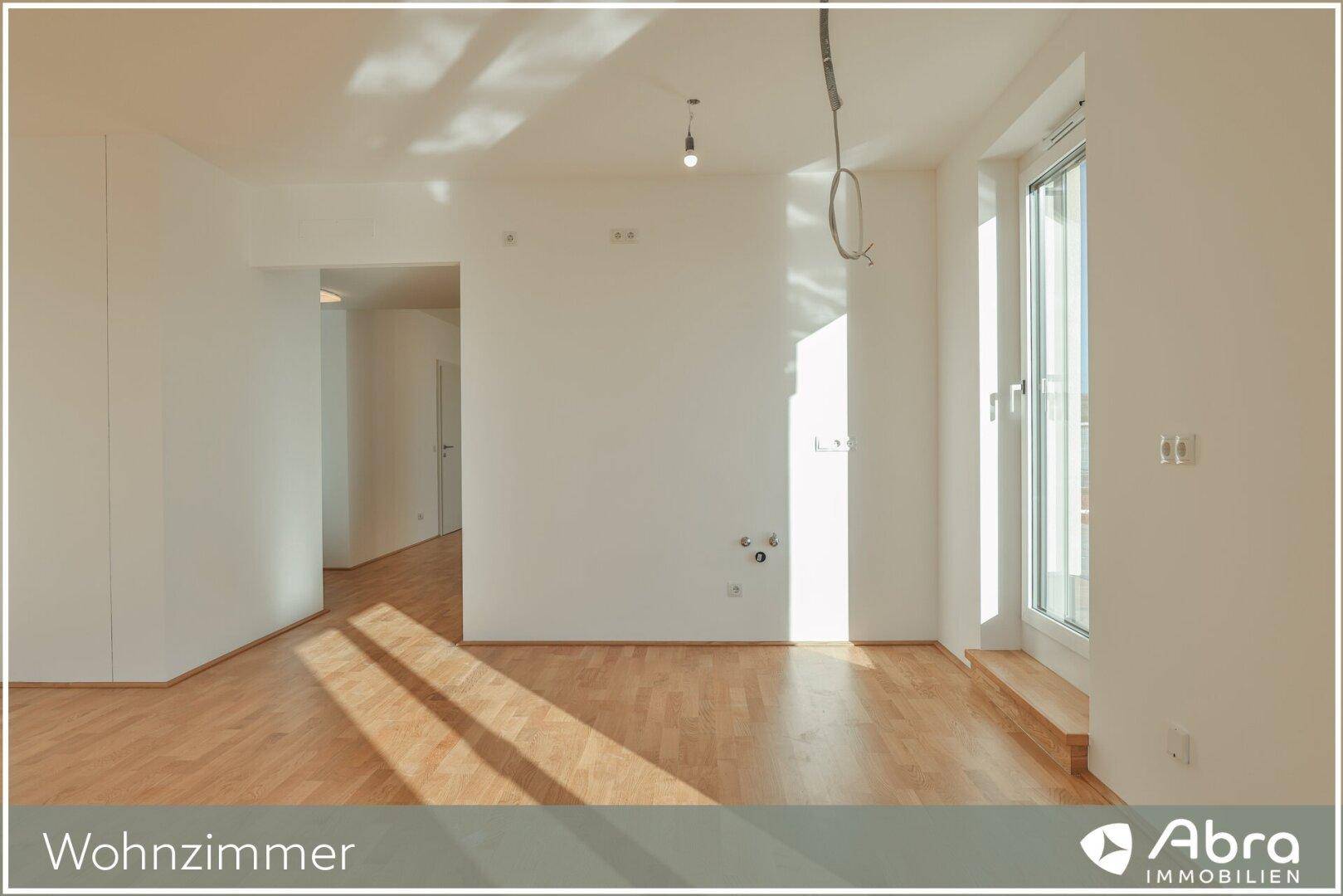 Lichtdurchflutetes Wohnzimmer mit Parkettboden und Zugang zu weiteren Räumen sowie einem Fenster.