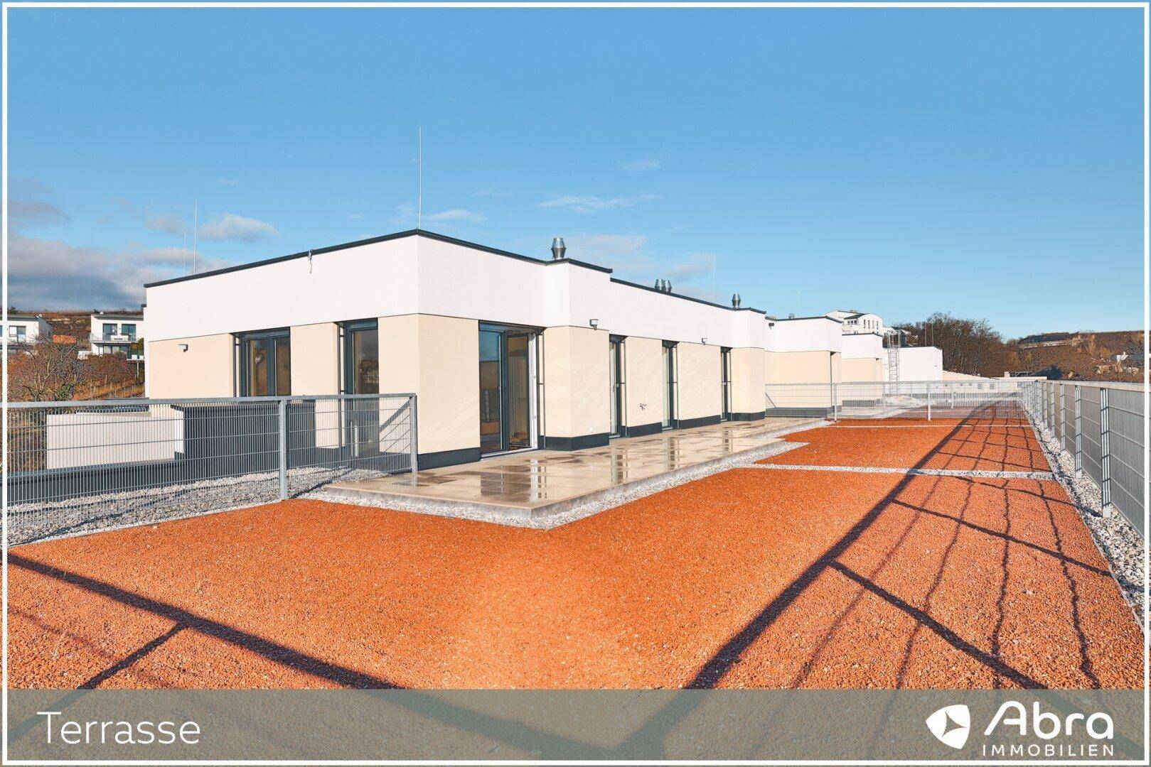 Großzügige Terrasse mit moderner Architektur und weitem Blick über die umliegende Landschaft.