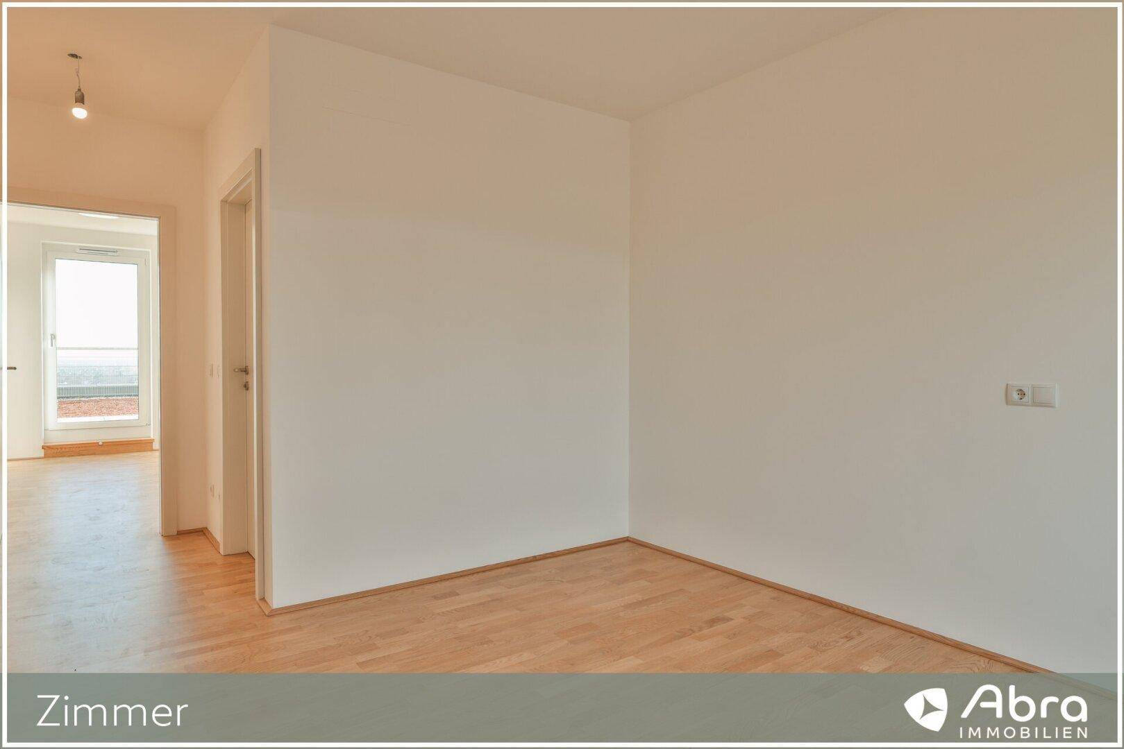 Helles Zimmer mit Parkettboden und weiß gestrichenen Wänden, bereit zur individuellen Gestaltung.