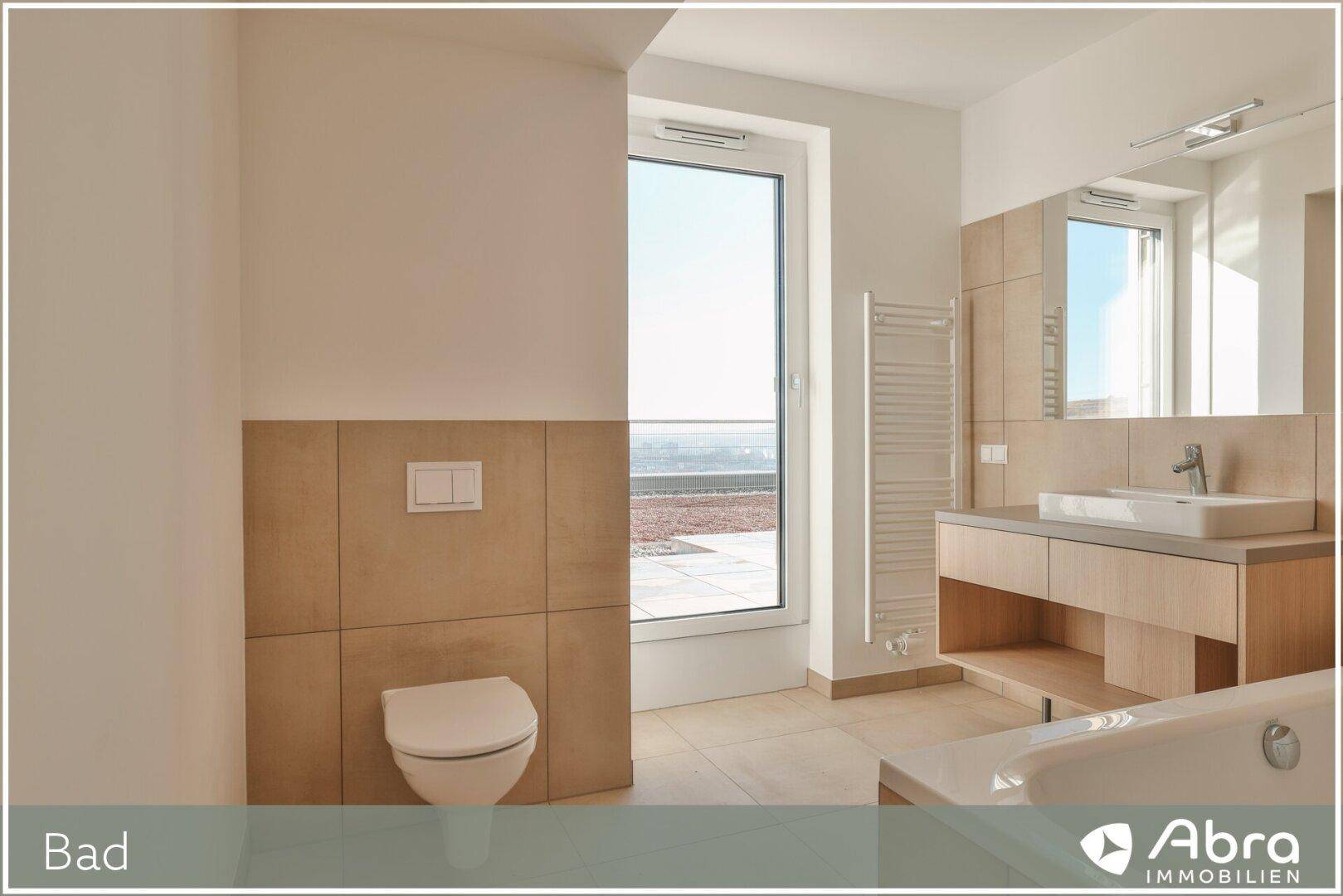 Modernes Badezimmer mit Badewanne, Waschtisch, Wand-WC und großem Fenster mit Weitblick.