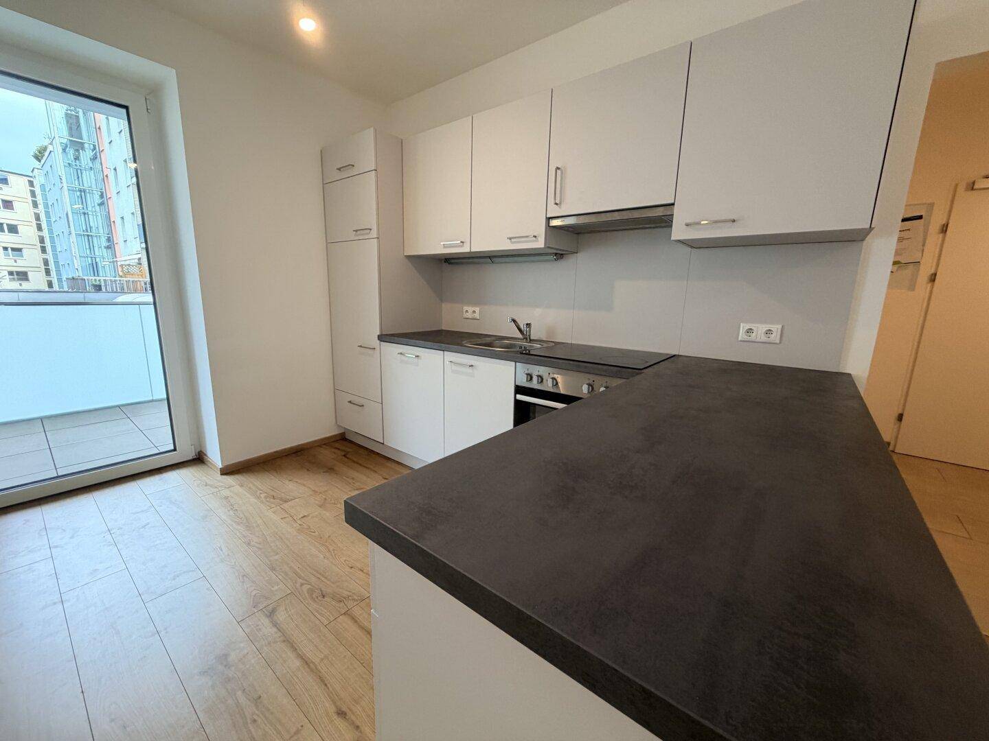 Gemütliche 2- Zimmer-Wohnung mit großer Loggia in den Innenhof - Widok 4