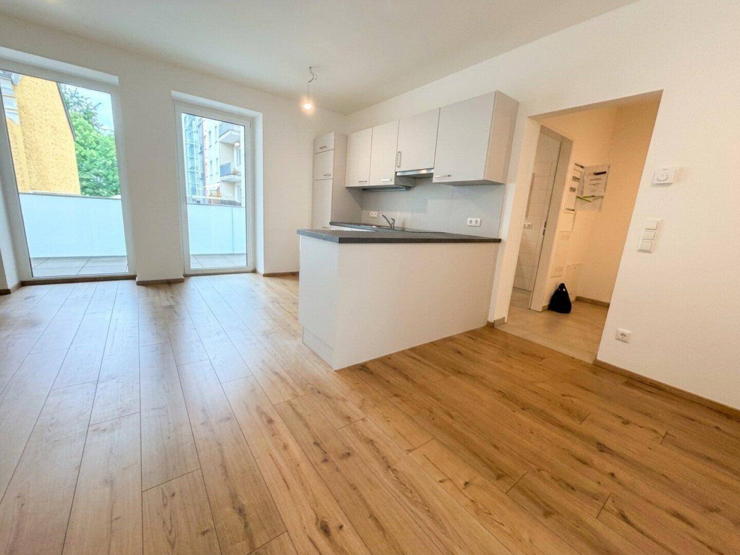 Gemütliche 2- Zimmer-Wohnung mit großer Loggia in den Innenhof - Widok 2