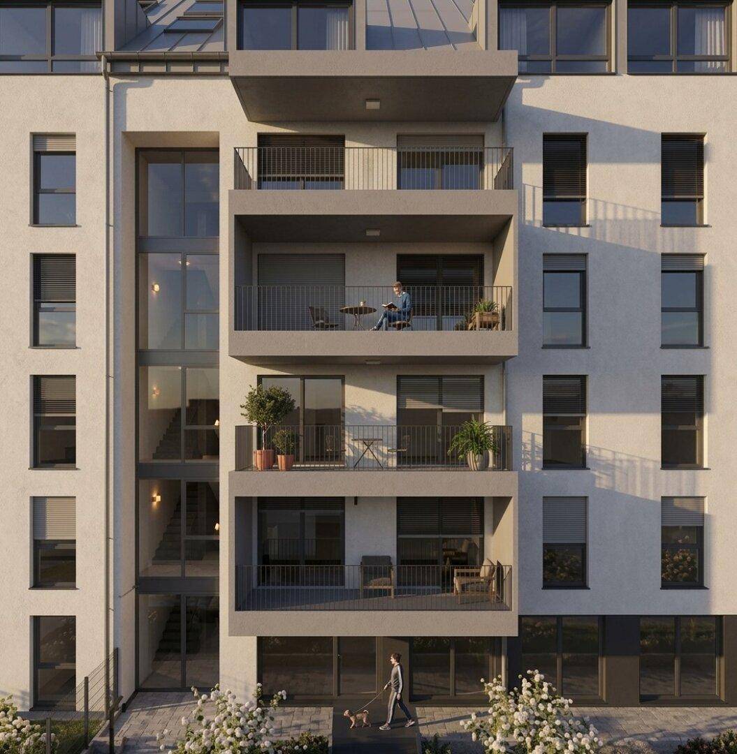 Moderne Wohnfassade mit mehreren Balkonen und großen Fenstern in städtischer Umgebung.