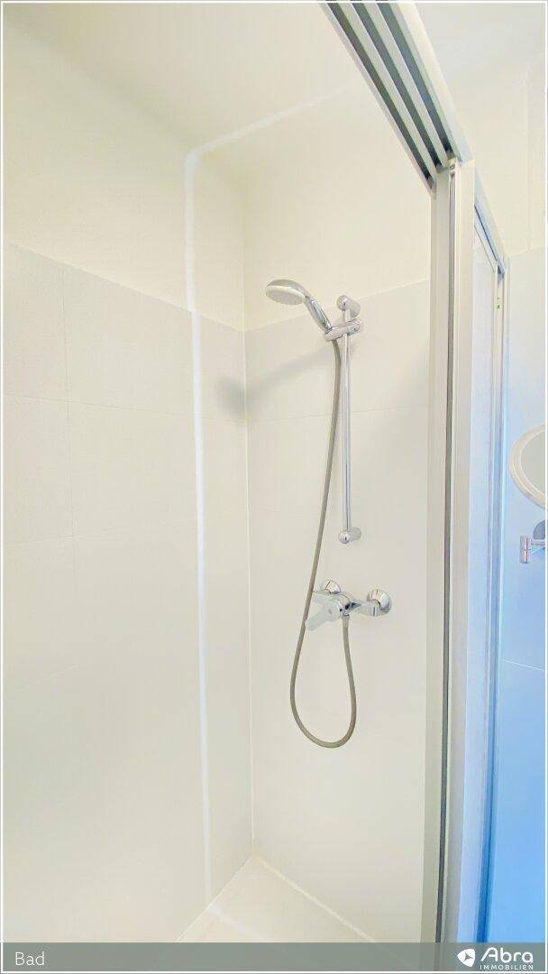 Detaillierte Ansicht der Duschkabine im modernen Badezimmer.