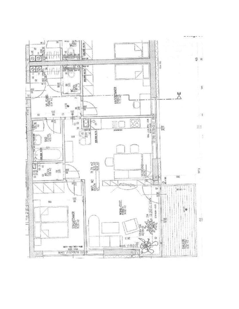 Detaillierter Grundriss einer Wohnung mit mehreren Zimmern und einem Balkon.