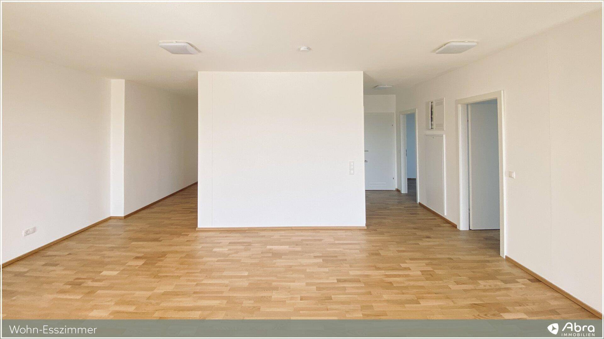 Offener Wohn-Essbereich mit hellem Parkettboden, ideal für individuelle Gestaltungsmöglichkeiten.